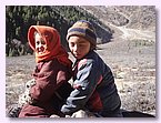 Jigme und Yangzom auf einem Pferd am Poksumdo See.JPG Jigme und Yangzom auf einem Pferd am Poksumdo See.JPG