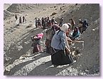Neue Wege werden in Gemeinschaftsarbeit in die Haenge gehauen.JPG Neue Wege werden in Gemeinschaftsarbeit in die Haenge gehauen.JPG