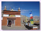 Rinpoche vor der Gompa von Saldang.JPG