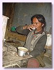 Sangpo trinkt Buttertee.JPG Sangpo trinkt Buttertee.JPG