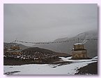 Stupas oberhalb der Schule von Saldang im Winter.JPG