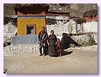 Tashi Dhondup in Yangtser, neben ihm die Frau von Lama Jigme Throgyal.JPG