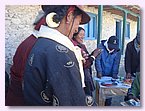 Tashi Gyaltsen verteilt die Preise an die erfolgreichen Schueler.JPG Tashi Gyaltsen verteilt die Preise an die erfolgreichen Schueler.JPG