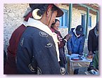 Tashi Gyaltsen verteilt die Preise an die erfolgreichen Schueler.JPG