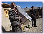 Tashi und Lhakpa neben dem Solarkocher.JPG Tashi und Lhakpa neben dem Solarkocher.JPG