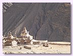 Yangtser Gompa mit uralten Choerten.JPG