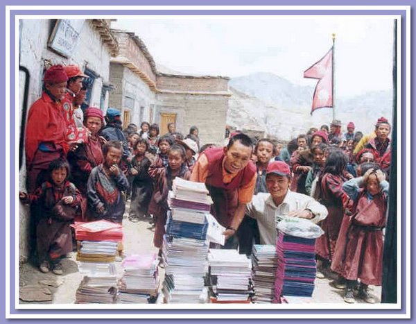 Auspacken des von Nepalgunj transportierten Schulmaterials.jpg