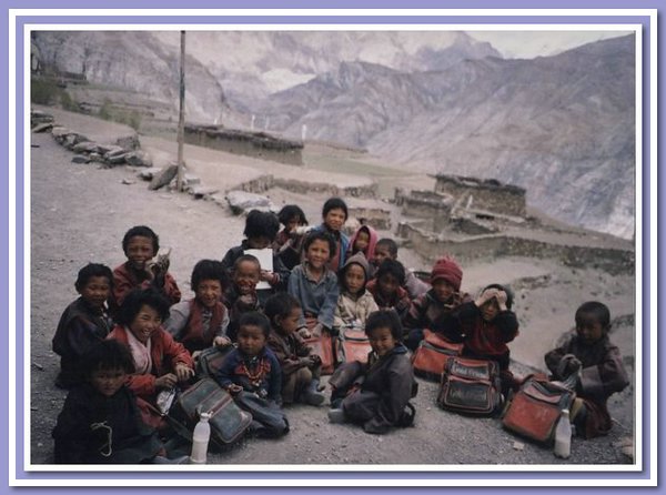 Eintreffen der Kinder bei der Schule.jpg