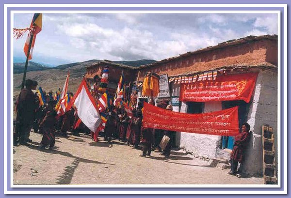 Prozession zum buddhistischen Feiertag Saka Dawa.jpg