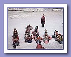 Die Kinder mit ihrem Lehrer Tashi Dhondrup.jpg