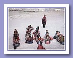 Die Kinder mit ihrem Lehrer Tashi Dhondrup.jpg