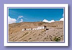 Shelri Himalaya School 4.200 m Hhe - rechts drei Choerten.jpg
