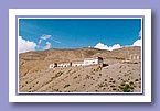 Shelri Himalaya School 4.200 m Hhe - rechts drei Choerten.jpg