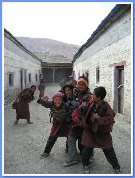 Die Schueler vergnuegen sich im Schulhof.JPG