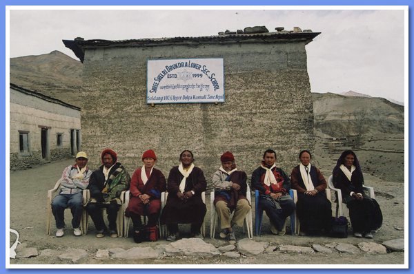 Mitglieder des School Management Committee vor der Schule - Mitte der Vorsitzende Thinley Lundrub und neben ihm Tulku Takla Tsewang.jpg