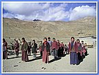 Alle Schueler beim morgendlichen Appell.JPG