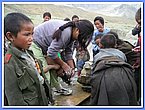 Den Kindern wird der Kopf gewaschen.JPG