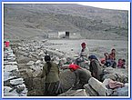 Die Frauen bei der Bauarbeit - Thinley Lhundup schaut zu.JPG