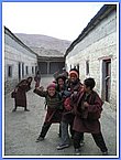 Die Schueler vergnuegen sich im Schulhof.JPG