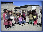 Die kleineren Schueler heben ihre Lehrerin auf die gestuerzt zu sein scheint.JPG