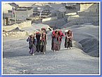 Frauen schleppen das Baumaterial in Koerben.JPG
