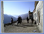 Kinder spielen vor dem alten Schulgebaeude - Blick auf das Tal von Saldang.JPG
