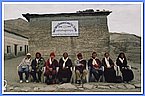 Mitglieder des School Management Committee vor der Schule - Mitte der Vorsitzende Thinley Lundrub und neben ihm Tulku Takla Tsewang.jpg