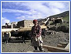 Yaks transportierten das Bauholz aus unteren Regionen - Thinley schaut zu.JPG