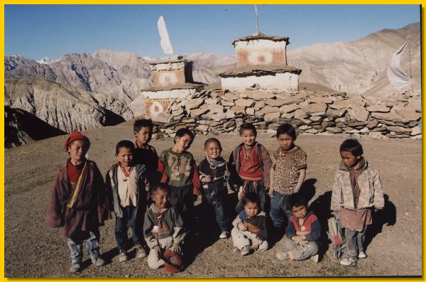Das Kindergartenvoelkchen vor den Stupas in Saldang.jpg