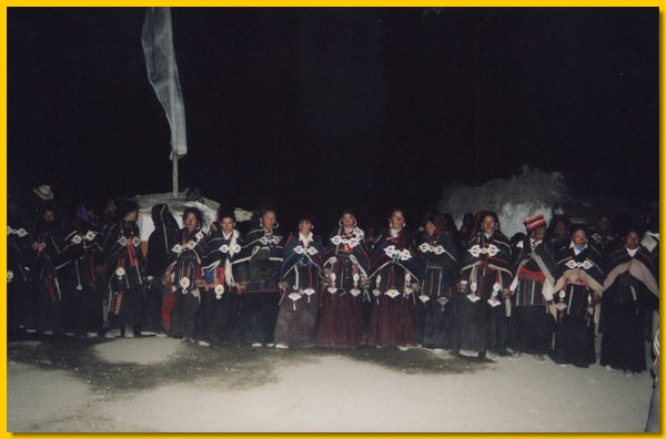 Die Frauen tanzen beim Fest.jpg