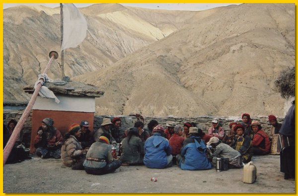 Doerfler ruhen nach dem Anstreichen der Gompa.jpg