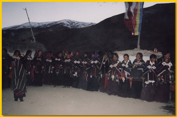 Frauen beim alljaehrlichen Fest in Saldang.jpg