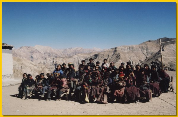 Gruppenphoto aller Schueler nach den Abschlusspruefungen.jpg