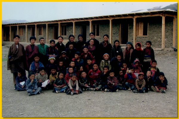 Gruppenphoto von Lehrern und Schuelern vor dem neuen Schulhaus.jpg