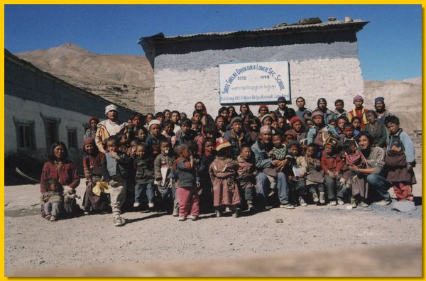 Gruppenphoto von Schuelern und Lehrern vor dem Schulhaus.jpg