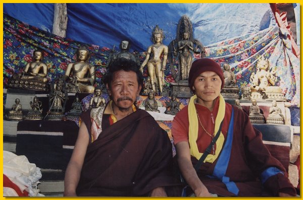 Lama Dawa Tenzing und Tashi Dhondup im Kloster Yangster.jpg