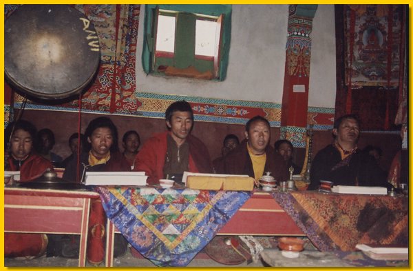 Lamas rezitieren Schriften bei dem Gebetsfest in der Gompa von Saldang.jpg