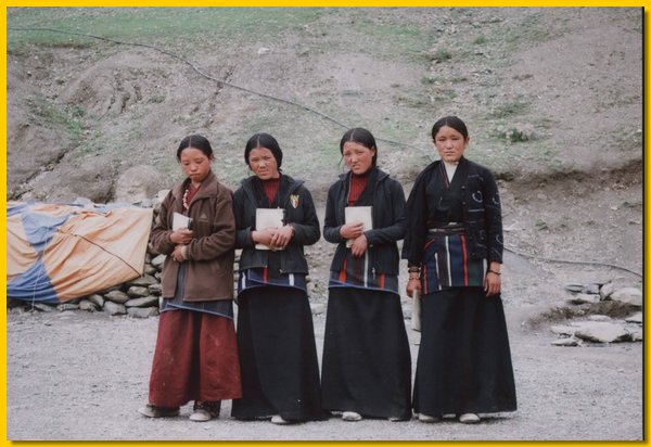 Maedchen der 7. Klasse die ab 2008 in Kathmandu zur Schule gehen werden.jpg