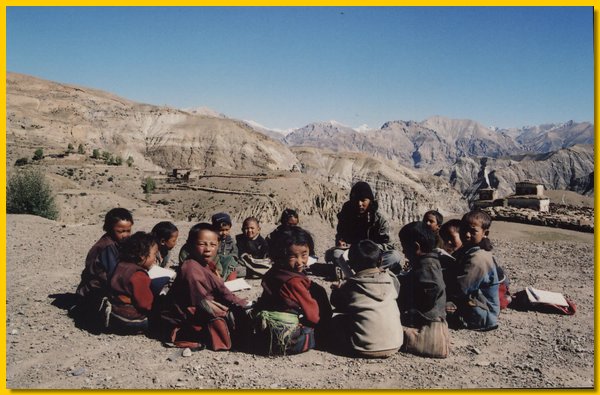 Unterricht im Freien - Tashi Dhondup mit den Vorschul- und den Erstklaesslern.jpg