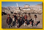 Das Kindergartenvoelkchen vor den Stupas in Saldang.jpg