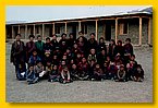 Gruppenphoto von Lehrern und Schuelern vor dem neuen Schulhaus.jpg