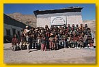 Gruppenphoto von Schuelern und Lehrern vor dem Schulhaus.jpg