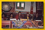 Lamas rezitieren Schriften bei dem Gebetsfest in der Gompa von Saldang.jpg