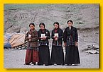 Maedchen der 7. Klasse die ab 2008 in Kathmandu zur Schule gehen werden.jpg