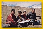 Tashi Dorje mit Zweitklaesslern.jpg