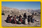 Unterricht im Freien - Tashi Dhondup mit den Vorschul- und den Erstklaesslern.jpg