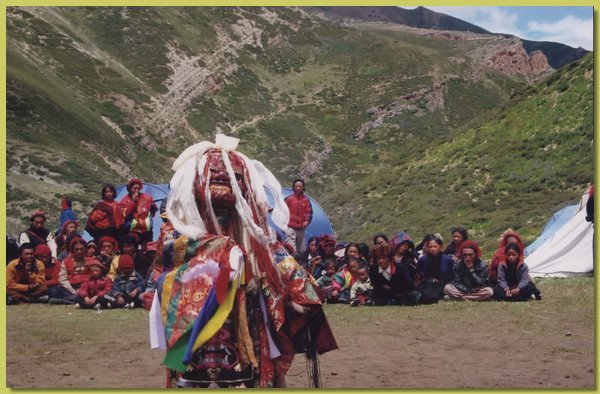 Cham-Taenze vor der Shelri Sumdo Gompa.jpg