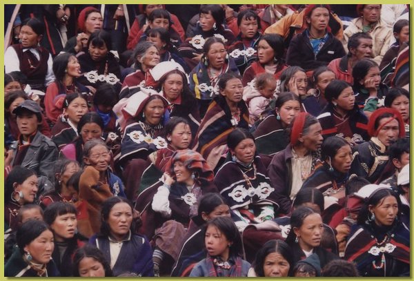 Die Einwohner von Saldang erhalten den Segen von Tulku Sherab Sangpo.jpg