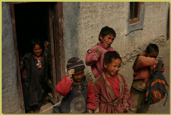 Die Kinderchen packen ihre Schulranzen und gehen nach Hause.jpg