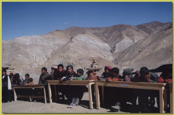 Die Kleinen langweilen sich bei den Tanzauffuehrungen der aelteren Schueler.jpg